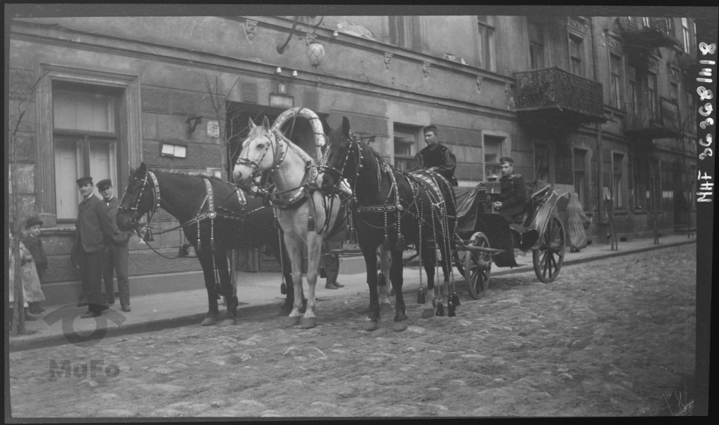 Trójkonna dorożka na ulicy Mikołajewskiej w Sosnowcu