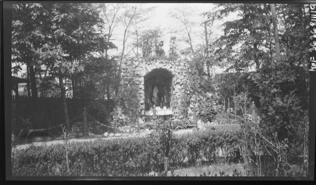 Grota z figurą Matki Boskiej z Lourdes w Sosnowcu