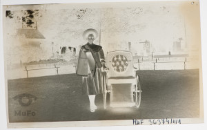 Zofia Francman przy wózku inwalidzkim, portret