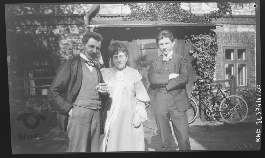 Państwo Obuchowiczowie przed domem, portret