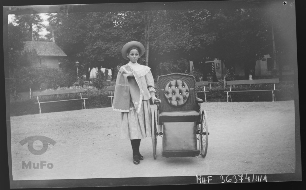 Zofia Francman przy wózku inwalidzkim, portret