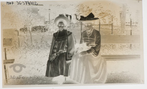 Zofia i Janina Francman z psem siedzące na ławce