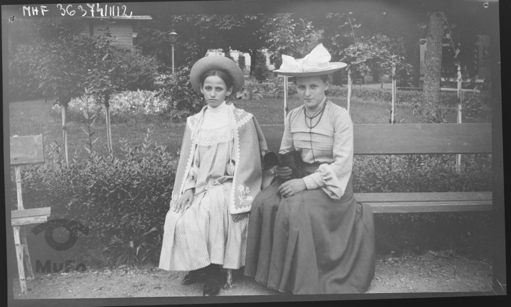 Zofia i Janina Francman z psem siedzące na ławce