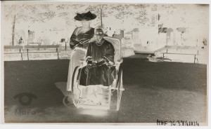 Zofia i Janina Francman z psem na skwerze