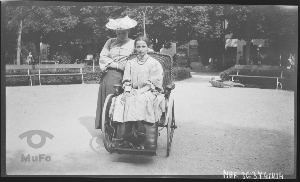 Zofia i Janina Francman z psem na skwerze