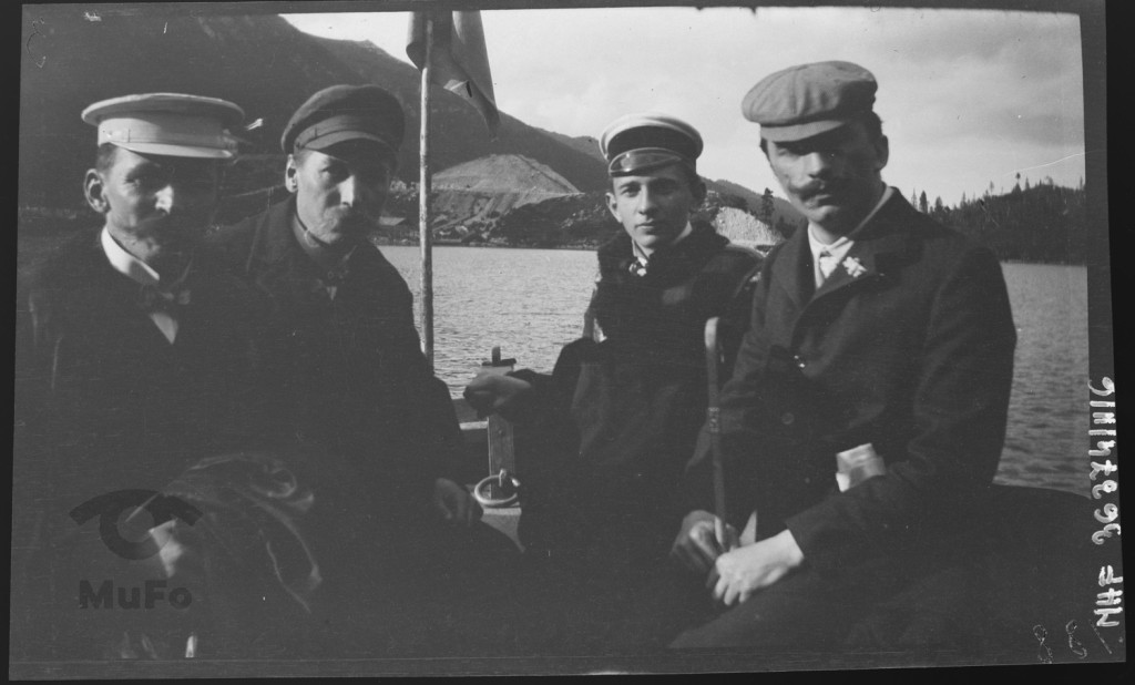 Czterej mężczyźni w łodzi na jeziorze