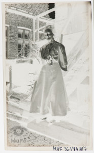 Janina Francman przed domem, portret