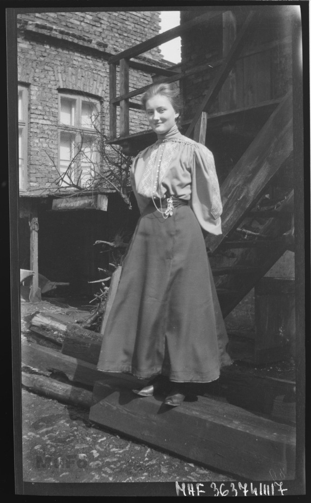 Janina Francman przed domem, portret