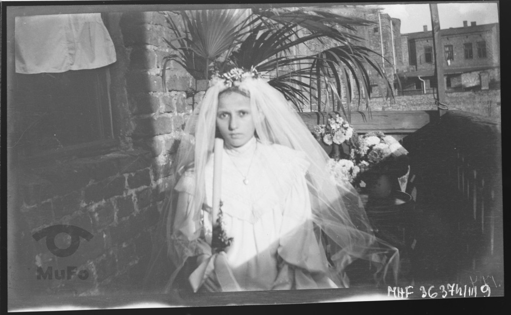 Zofia Francman w stroju do Pierwszej Komunii Świętej