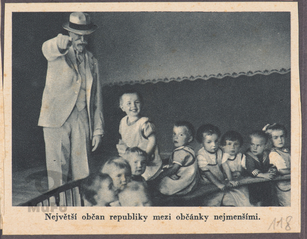 wklejka, prezydent Tomasz Garrigue Masaryk wśród dzieci