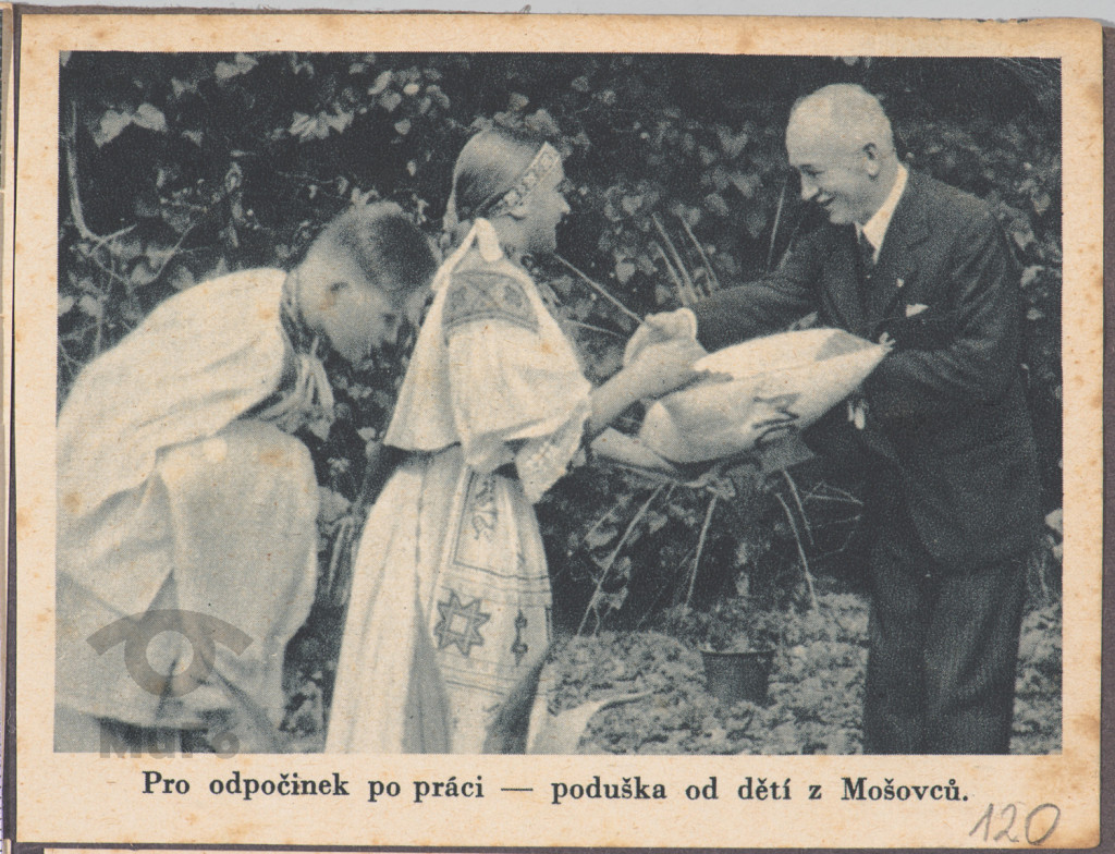 wklejka, prezydent Edward Benesz otrzymuje poduszkę od dzieci z Moszowiec