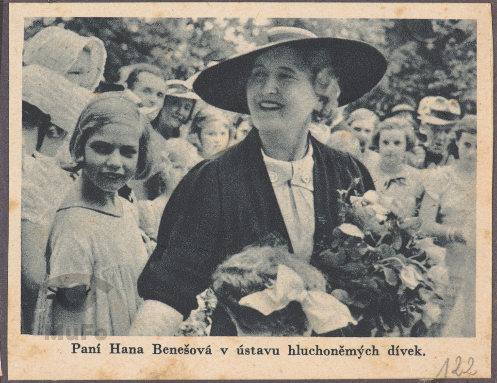wklejka, Hana Beneszowa, żona prezydenta Edwarda Benesza wśród głuchoniemych dziewcząt