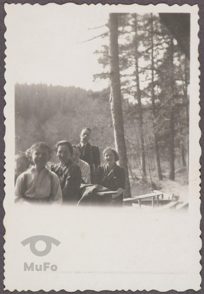 piknik w lesie, sześć osób, portret