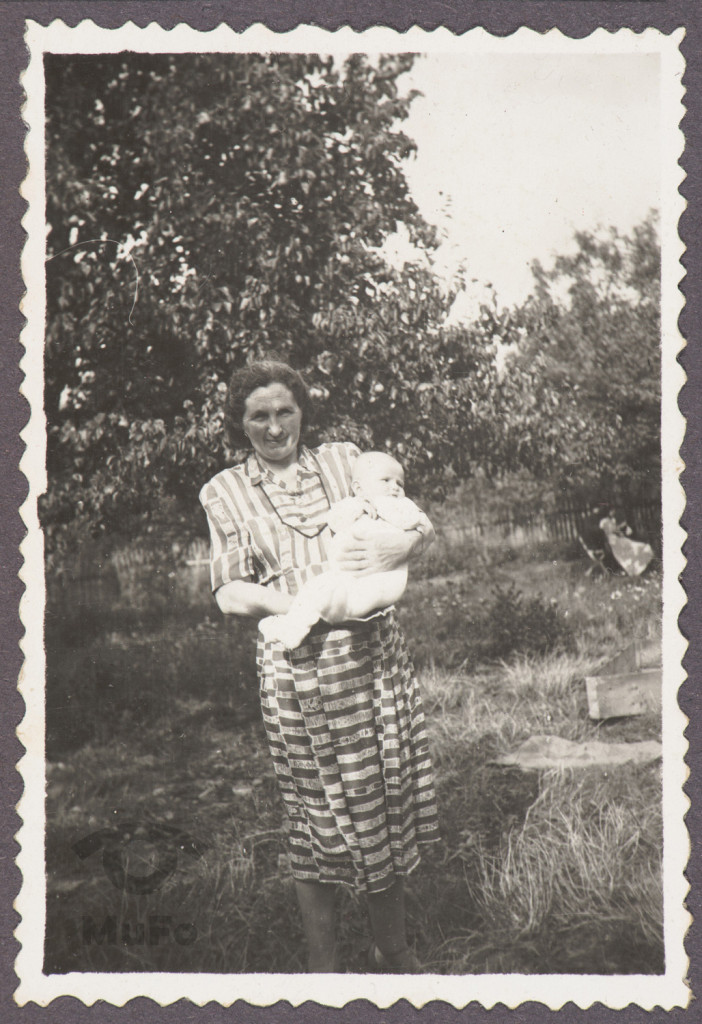kobieta z dzieckiem na rękach, portret w plenerze