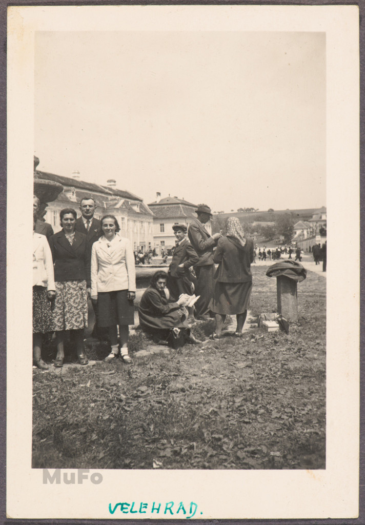 Velehrad, plac targowy (?), trzy osoby pozują do fotografii, pozostali - mieszkańcy miasta