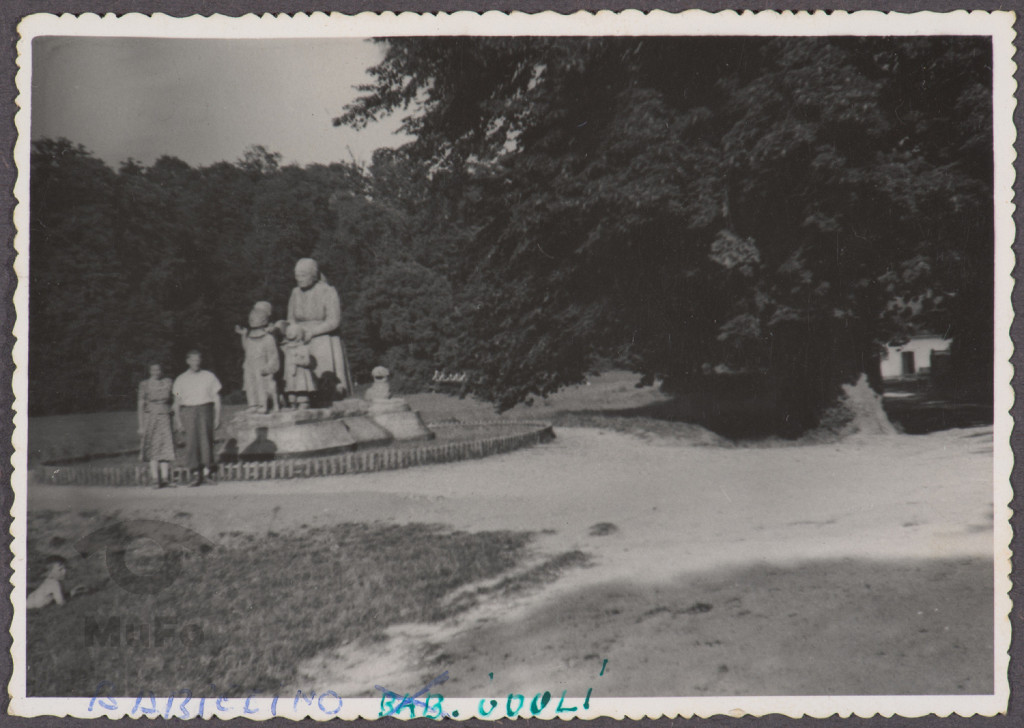 park, pomnik lub rzeźba, pozująca para