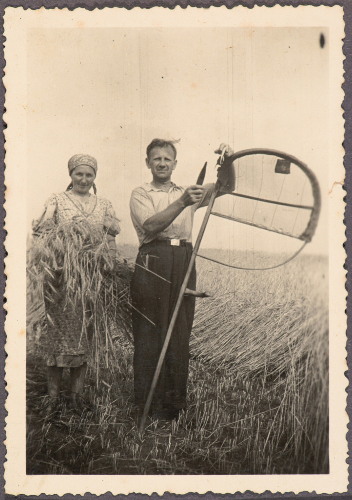 mężczyzna z kosą i osełką i kobieta w polu, portret, żniwa