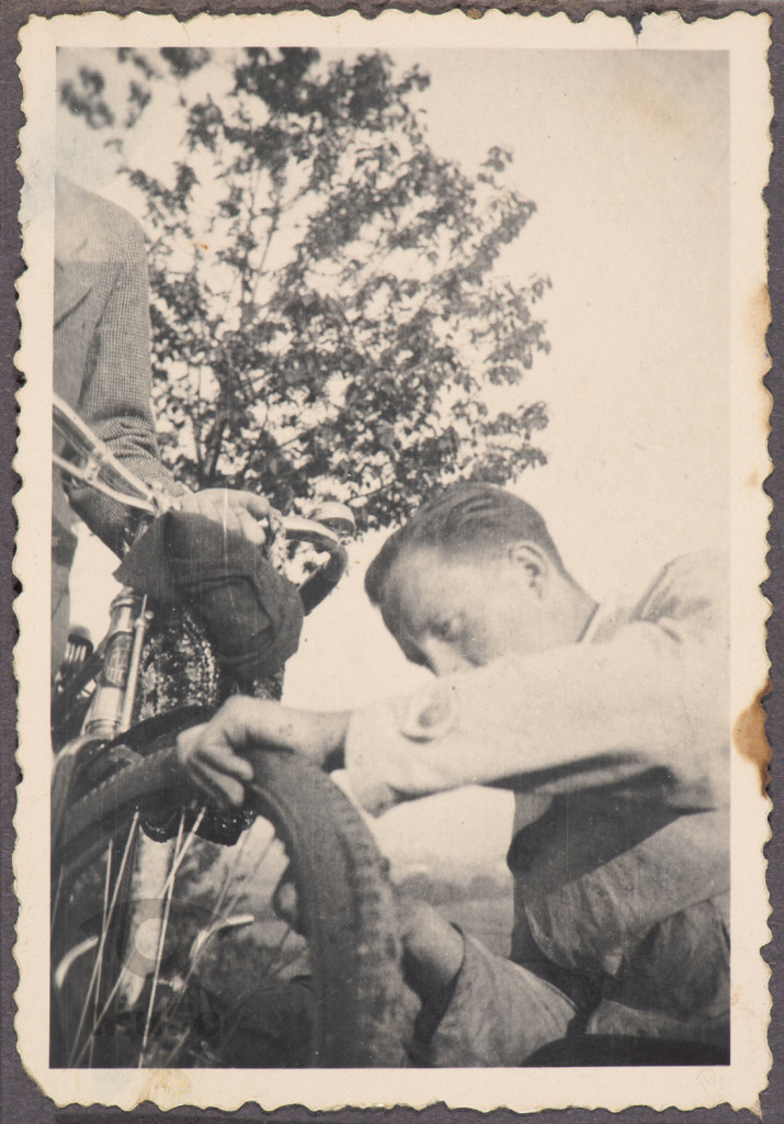 mężczyzna naprawiający rower