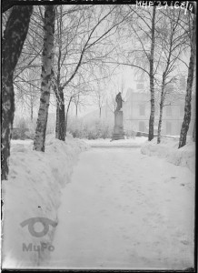 Park, widok z alejki na pomnik