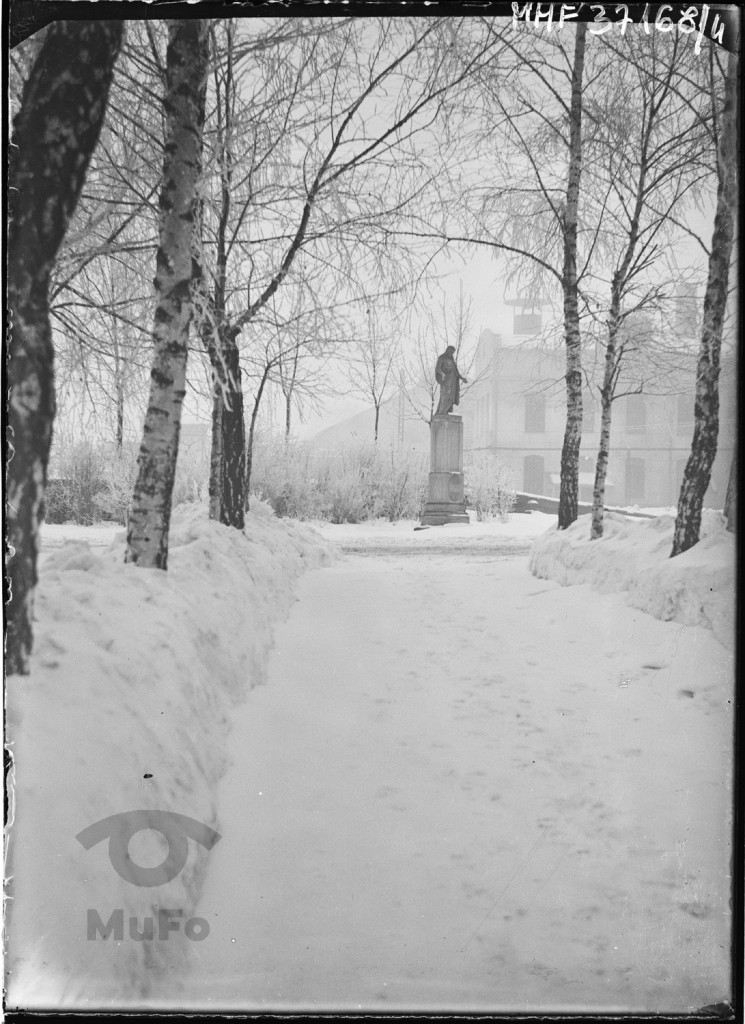 Park, widok z alejki na pomnik