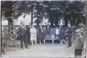 Grupa przy samochodzie