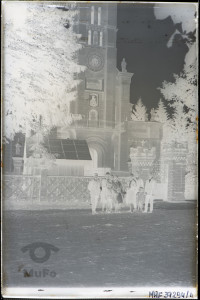 Grupa przed kościołem w Kochawinie (obecnie Hnizdyczow na Ukrainie)