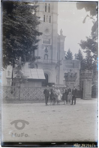 Grupa przed kościołem w Kochawinie (obecnie Hnizdyczow na Ukrainie)