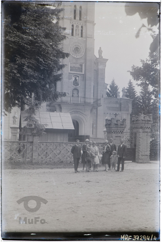 Grupa przed kościołem w Kochawinie (obecnie Hnizdyczow na Ukrainie)