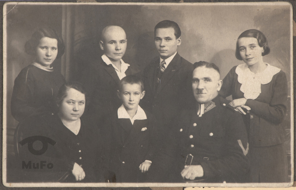 6 osób i policjant