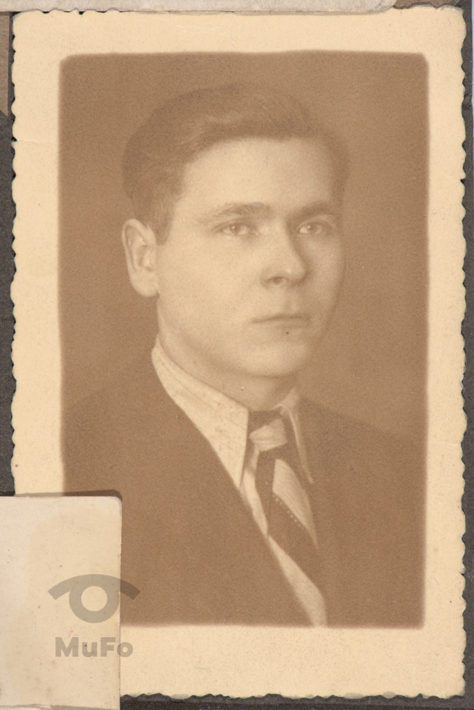 Mężczyzna w krawacie w paski.