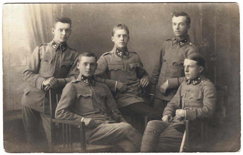 uczniowie IV Kursu Szkoły Oficerskiej w Opawie: 5. mł. wojskowych w mundurach armii austro-węgierskiej, portret zbiorowy w atelier, wyk. w Nowym Jiczynie, fot. z albumu zw. temat. z frontem ros. w cz.I wojny świat.