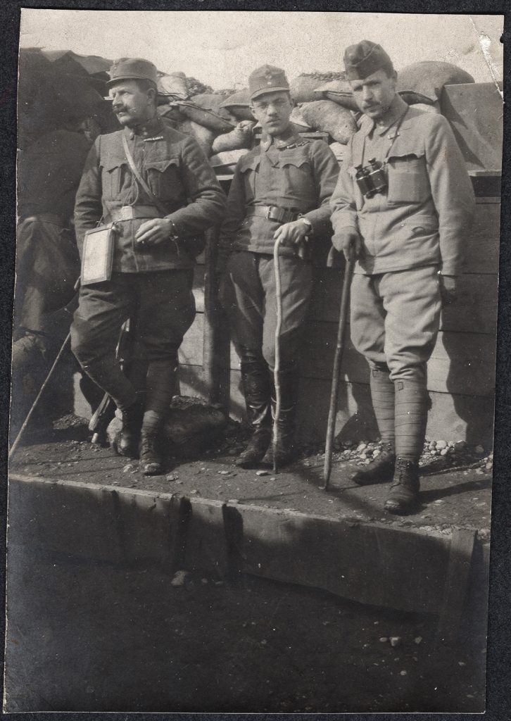 3. wojskowi  w mundurach oficerów armii austro-węgierskiej, portret zbiorowy w plenerze, na stanowisku ogniowym w okopach, fot. z albumu zw. temat. z frontem ros. w cz.I wojny świat.