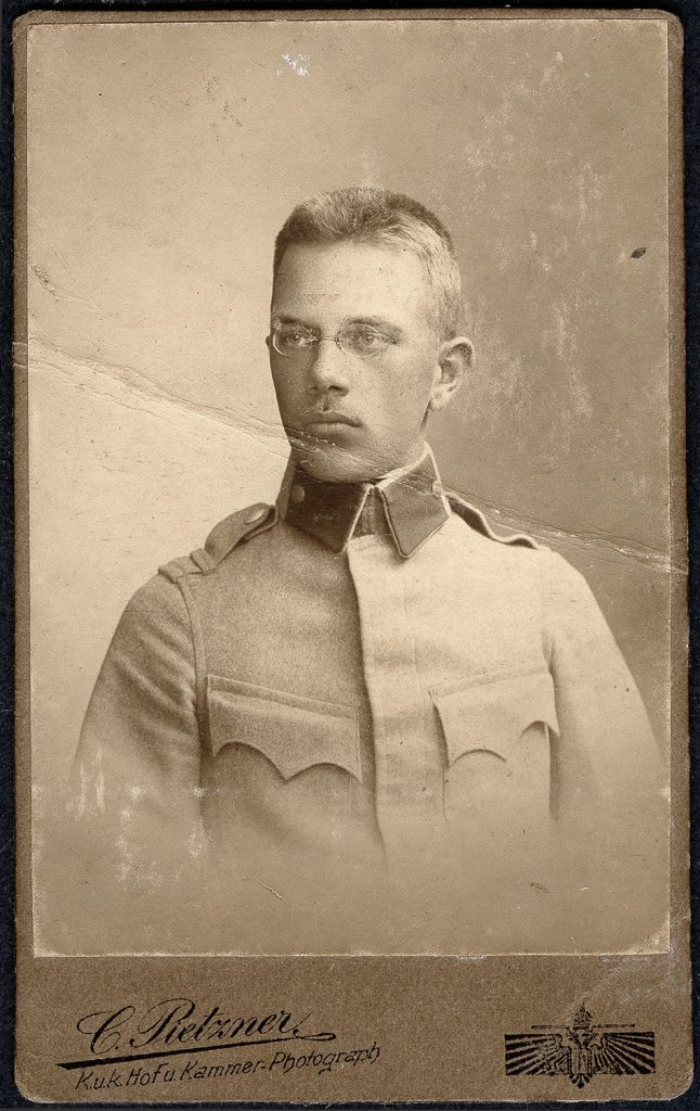 mł. wojskowy w kurtce mundurowej armii austro-węgierskiej i okularach, portret atelierowy, popiersie,  fot. z albumu zw. temat. z frontem ros. w cz.I wojny świat.