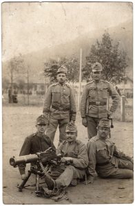5. wojskowych  w mundurach armii austro-węgierskiej, portret zbiorowy w plenerze, z karabinem maszynowym, fot. z albumu zw. temat. z frontem ros. w cz.I wojny świat.