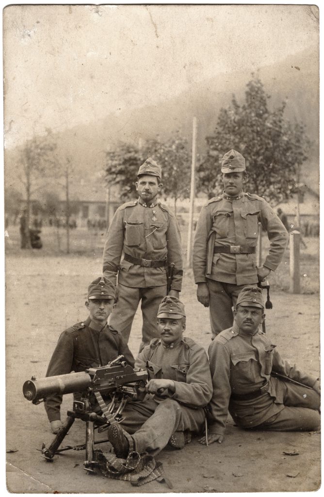 5. wojskowych  w mundurach armii austro-węgierskiej, portret zbiorowy w plenerze, z karabinem maszynowym, fot. z albumu zw. temat. z frontem ros. w cz.I wojny świat.