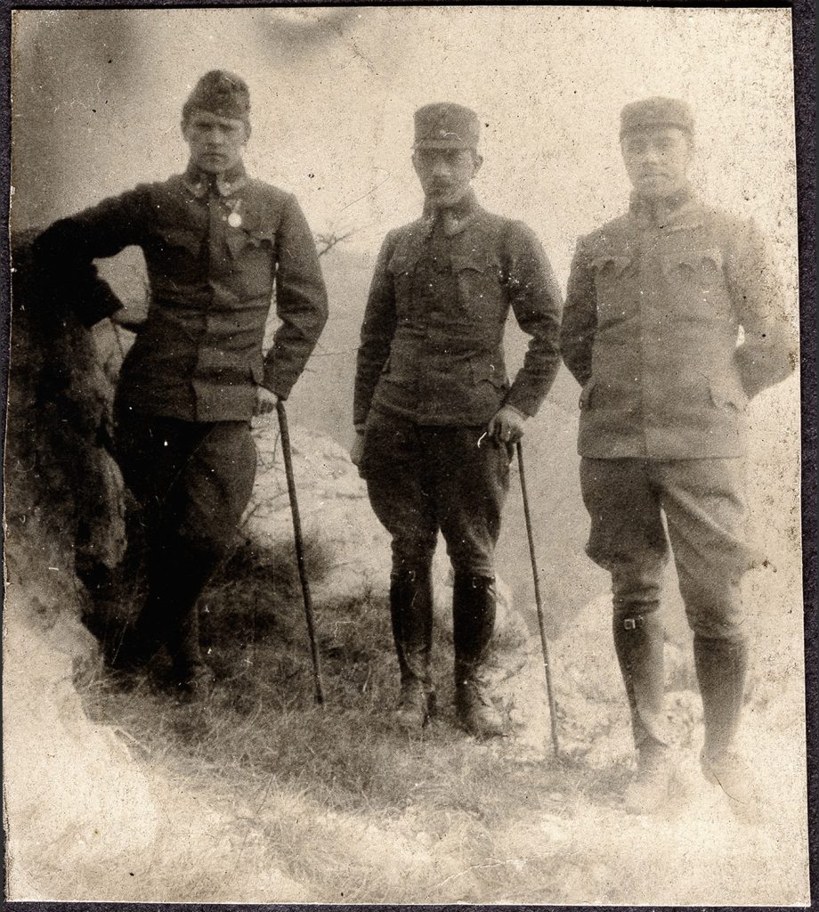 3. wojskowi  w mundurach armii austro-węgierskiej, portret zbiorowy w plenerze, fot. z albumu zw. temat. z frontem ros. w cz.I wojny świat.