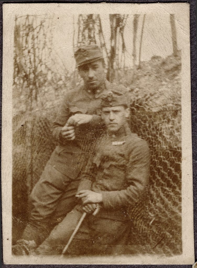 2. wojskowi  w mundurach armii austro-węgierskiej, portret zbiorowy w plenerze - okop wzmocniony drucianą siatką, las; fot. z albumu zw. temat. z frontem ros. w cz.I wojny świat.