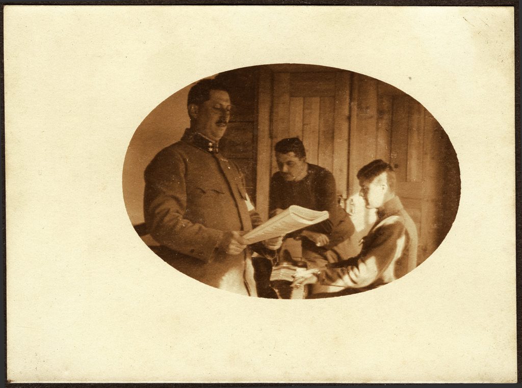 wojskowi  w mundurach oficerskich armii austro-węgierskiej, portret zbiorowy we wnętrzu drewn. budynku (?), przy fortepianie, fot. z albumu zw. temat. z frontem ros. w cz.I wojny świat.