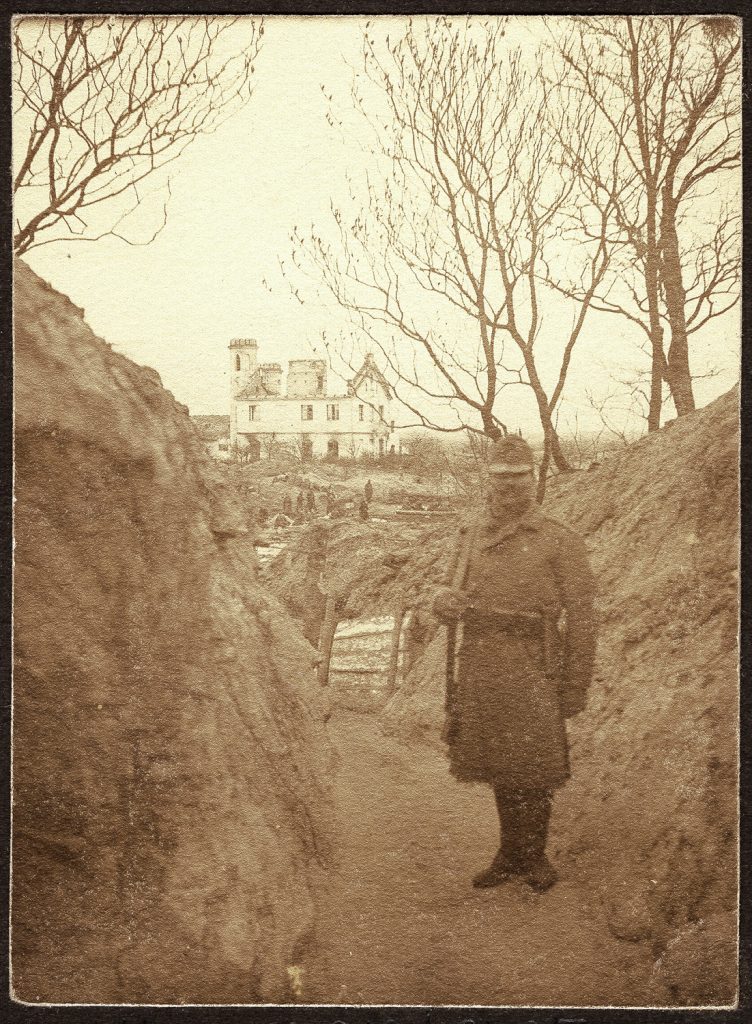 wojskowy  w mundurze armii austro-węgierskiej, portret w plenerze, na tle ruin pałacu; fot. z albumu zw. temat. z frontem ros. w cz.I wojny świat.