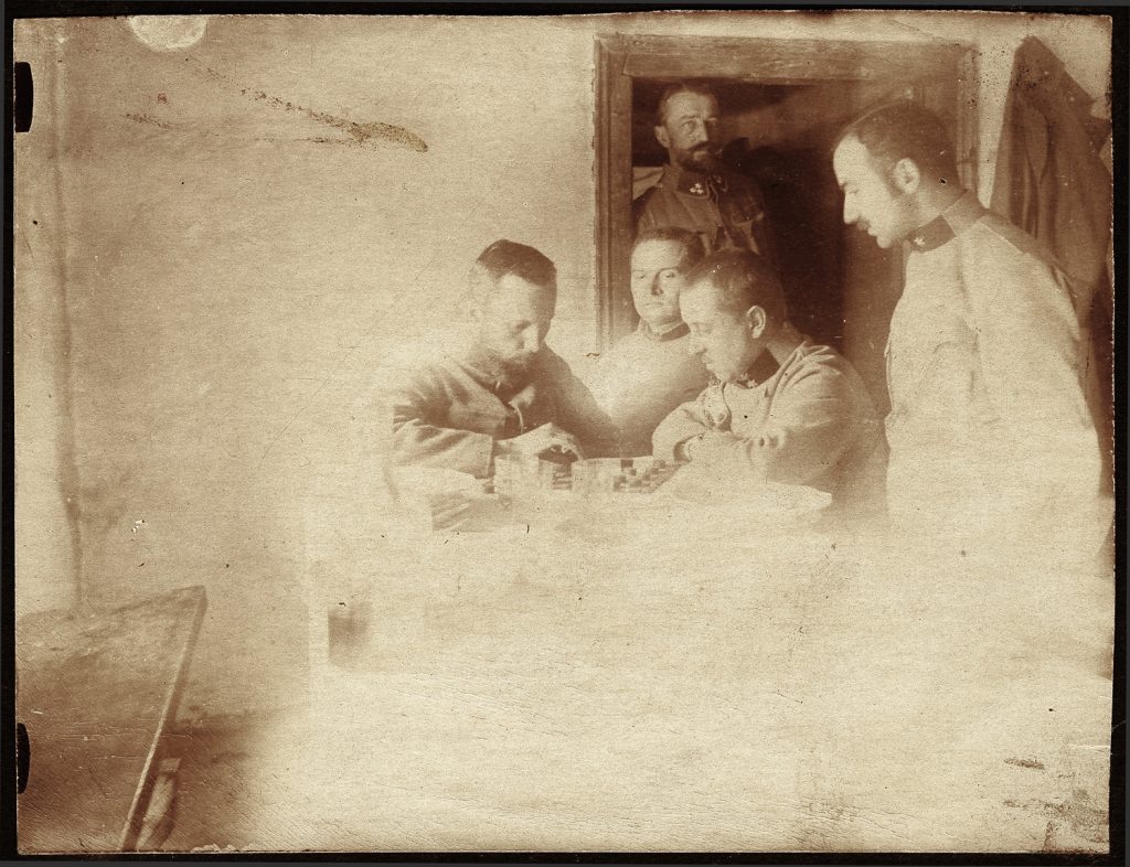 4. wojskowi  w mundurach armii austro-węgierskiej, portret zbiorowy we wnętrzu, grający w warcaby, fot. z albumu zw. temat. z frontem ros. w cz.I wojny świat.