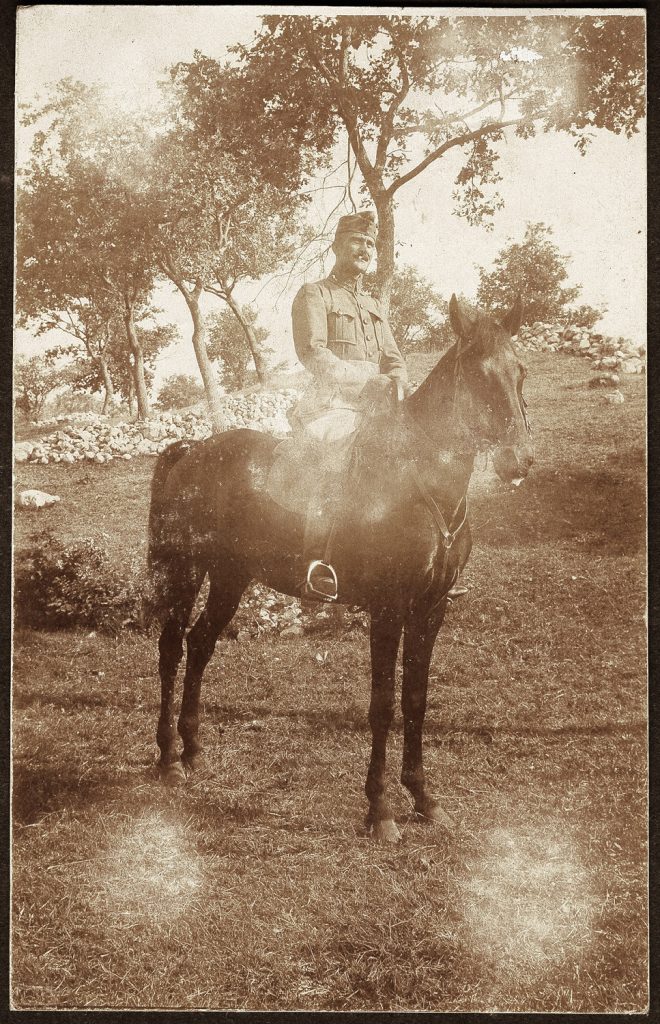 wojskowy w mundurze polowym armii austro-węgierskiej, portret  w plenerze, na koniu; fot. z albumu zw. temat. z frontem ros. w cz.I wojny świat.