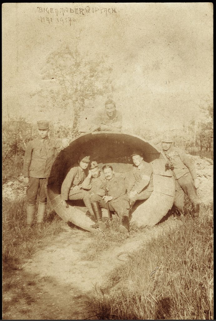 wojskowi  w mundurach armii austro-węgierskiej, 7. osób, portret zbiorowy w plenerze, wokół beczki; fot. z albumu zw. temat. z frontem ros. w cz.I wojny świat.