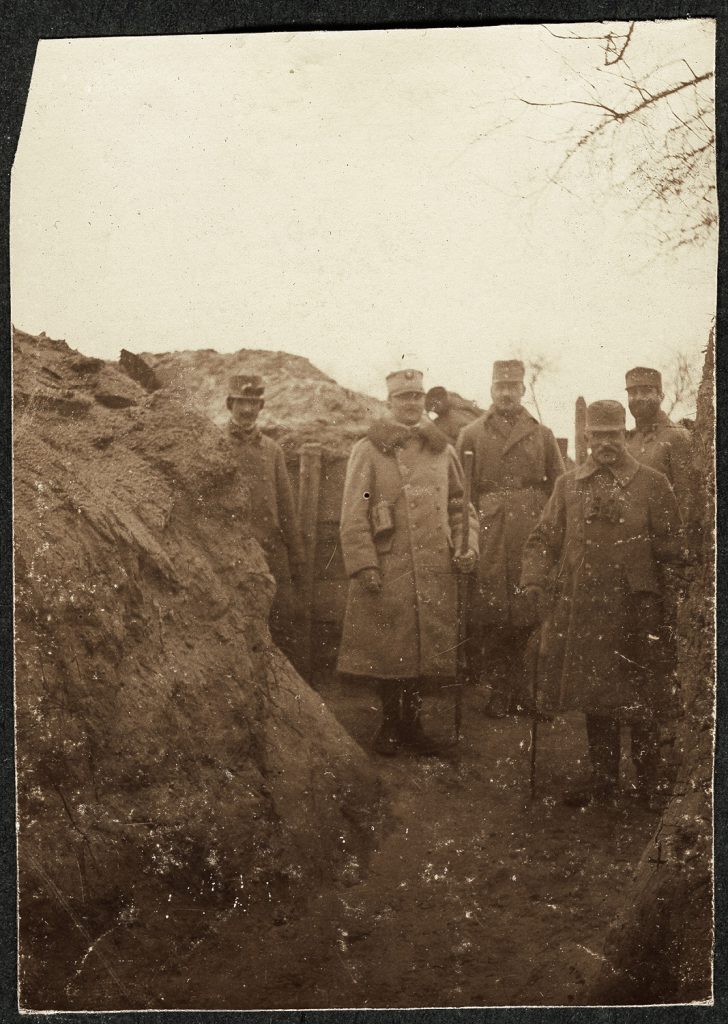 wojskowi 5. osób; w mundurach armii austro-węgierskiej, portret zbiorowy w plenerze, fot. z albumu zw. temat. z frontem ros. w cz.I wojny świat.