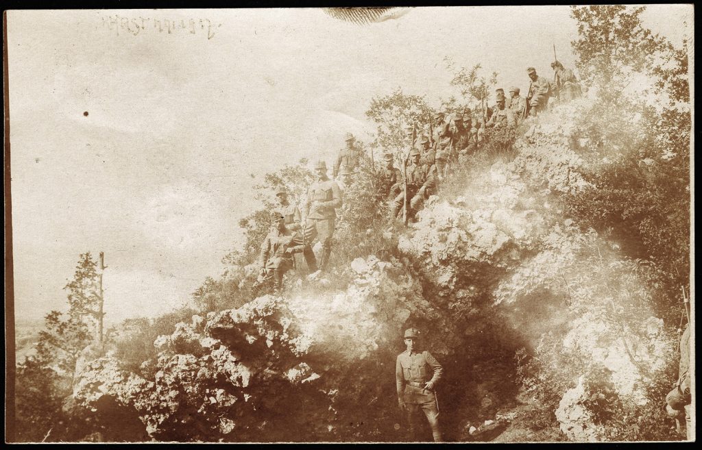 16. wojskowych  w mundurach armii austro-węgierskiej, portret zbiorowy w plenerze, skaliste zbocze, fot. z albumu zw. temat. z frontem ros. w cz.I wojny świat.