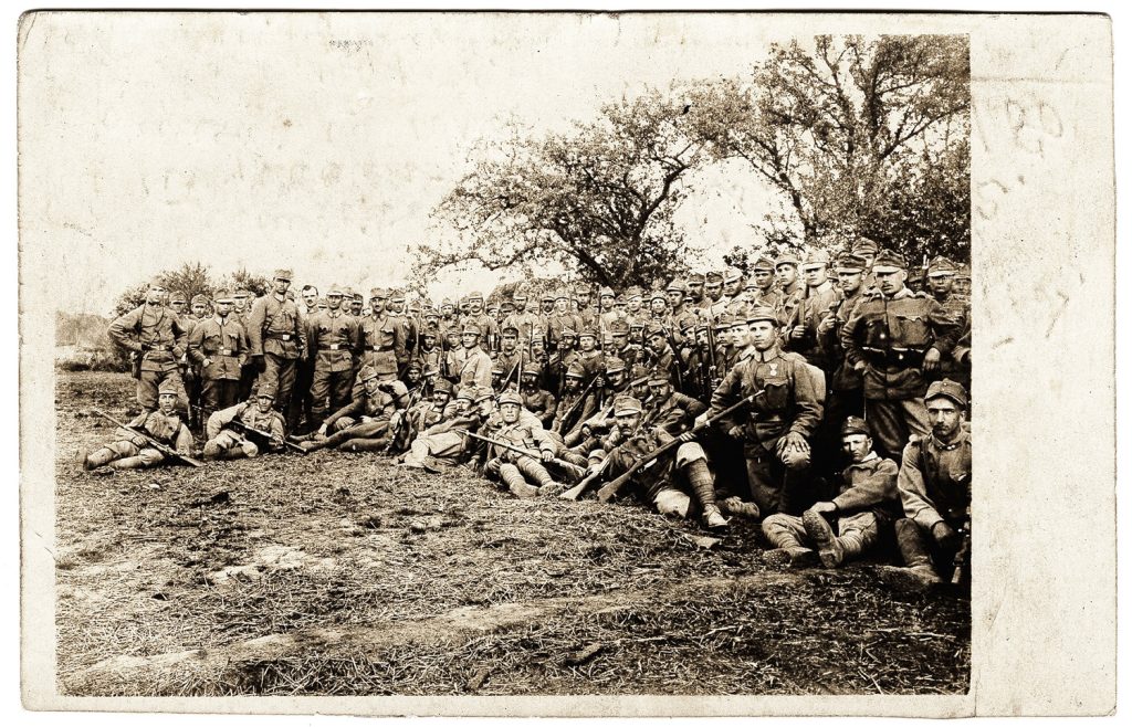 wojskowi  w mundurach armii austro-węg. oddział piechoty, portret zbiorowy w plenerze, fot. z albumu zw. temat. z frontem ros. w cz.I wojny świat.