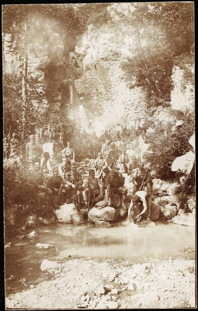 duża grupa wojskowych w mundurach armii austro-węgierskiej, portret zbiorowy w plenerze, skały, wodospad, fot. z albumu zw. temat. z frontem ros. w cz.I wojny świat.