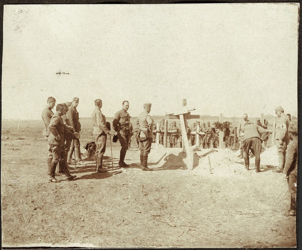 pogrzeb; wojskowi  w mundurach armii austro-węgierskiej,  fot. z albumu zw. temat. z frontem ros. w cz.I wojny świat.