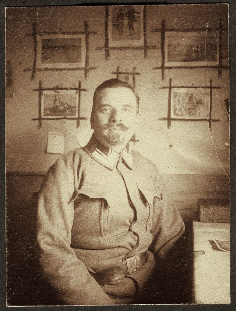 wojskowy z brodą i wąsami, w mundurze ofic.armii austro-węgierskiej portr. we wnętrzu, fot. z albumu zw. temat. z frontem ros.I wojny I