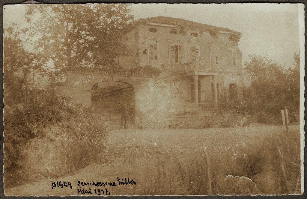 wojskowi  w mundurach armii austro-węgierskiej, portret zbiorowy w plenerze, fot. z albumu zw. temat. z frontem ros. w cz.I wojny świat.