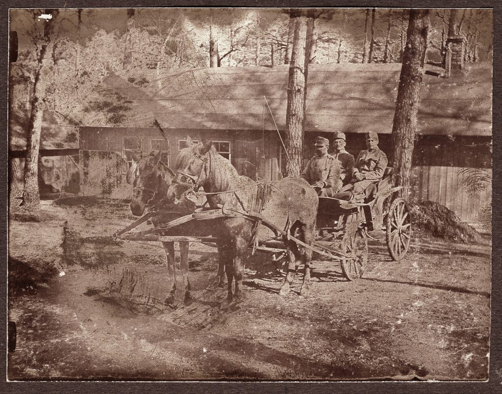3. wojskowi  w mundurach armii austro-węgierskiej, portret zbiorowy w plenerze, w bryczce, fot. z albumu zw. temat. z frontem ros. w cz.I wojny świat.
